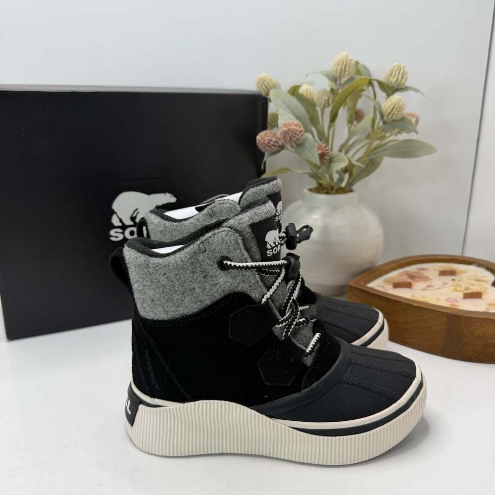 Sorel Out 'N About IV Chillz Waterproof Boots Black NY5167-010 Youth 1 Tried On
